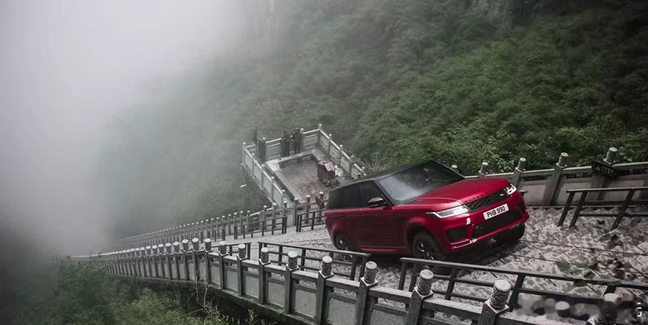 同样是挑战天门山999级天梯，当年路虎测试的时候咋没见人说？现在奇瑞既没造成严重
