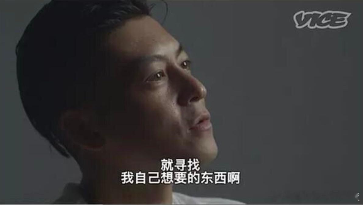 陈冠希回应本山化陈冠希摸着胡子笑着说："没剃胡子，大家都会觉得我像那个谁啊——对