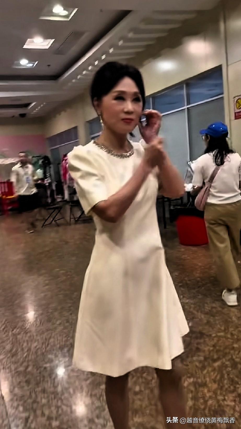 黄梅名家吴琼已经64岁了，她的身材保持的真好，那真是杨柳细腰盈盈可握，再戴上假发
