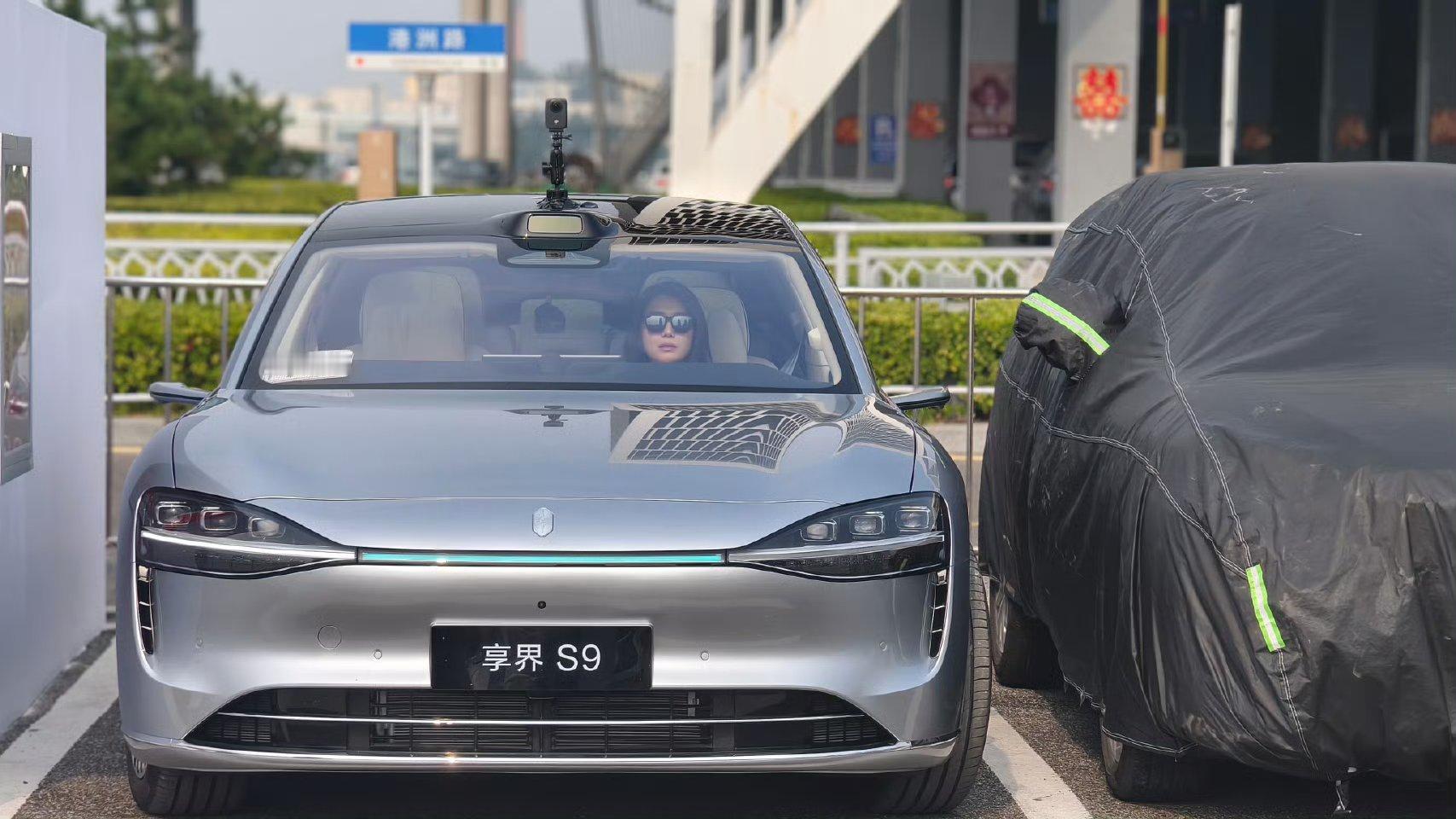 【鸿蒙智行新款享界 S9 实车曝光：家族式前脸设计、车标上车】博主 初晓敏分享了