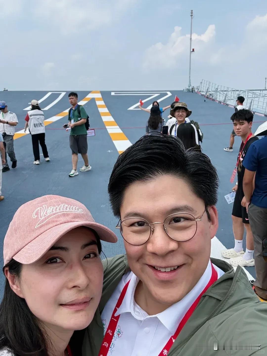 这就是郭晶晶和名媛的区别，霍启刚随时都是一副迷弟的表情

总感觉霍启刚站郭晶晶身