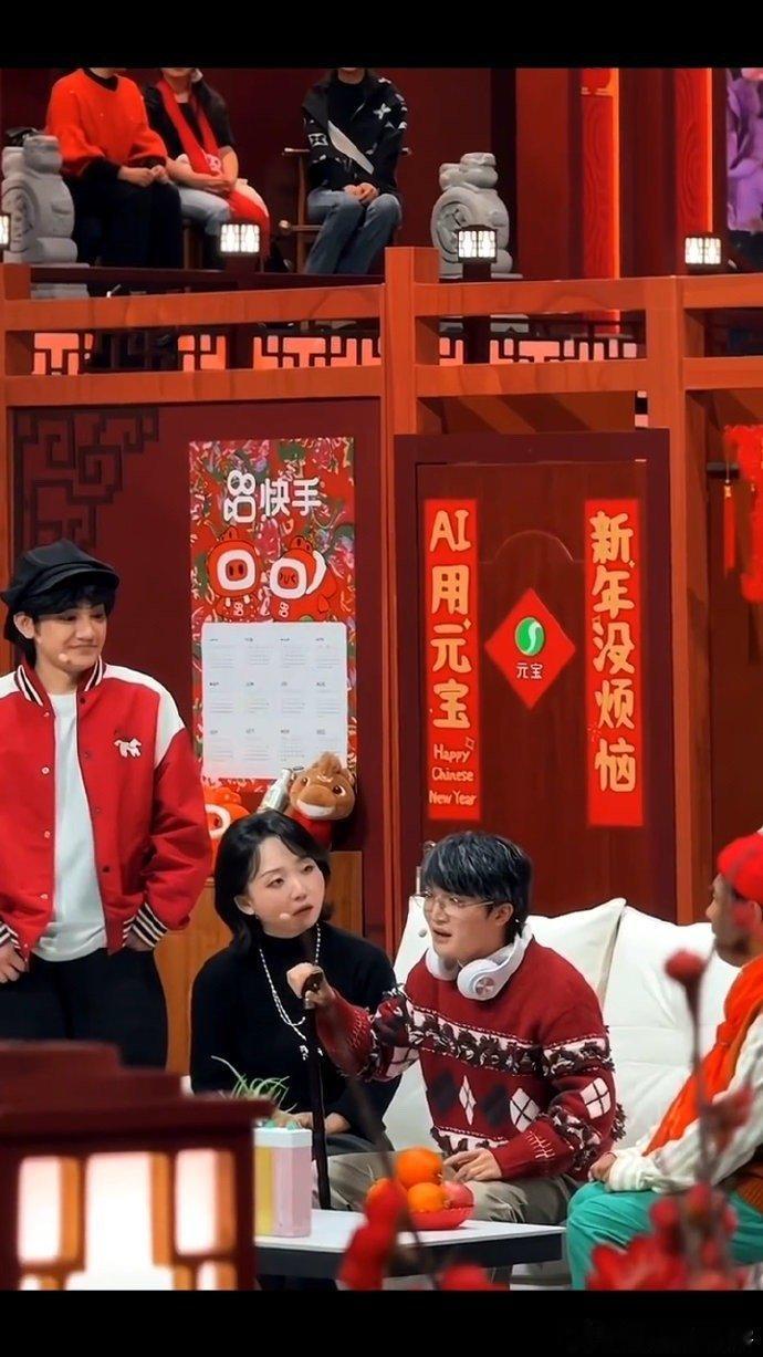 周深加盟2026辽宁春晚 周深空降辽宁沈阳解锁小品首秀！“老周头” 奶奶灰造型反