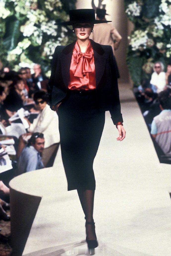 #时尚日报#Yves Saint Laurent F/W 1998 Haute 