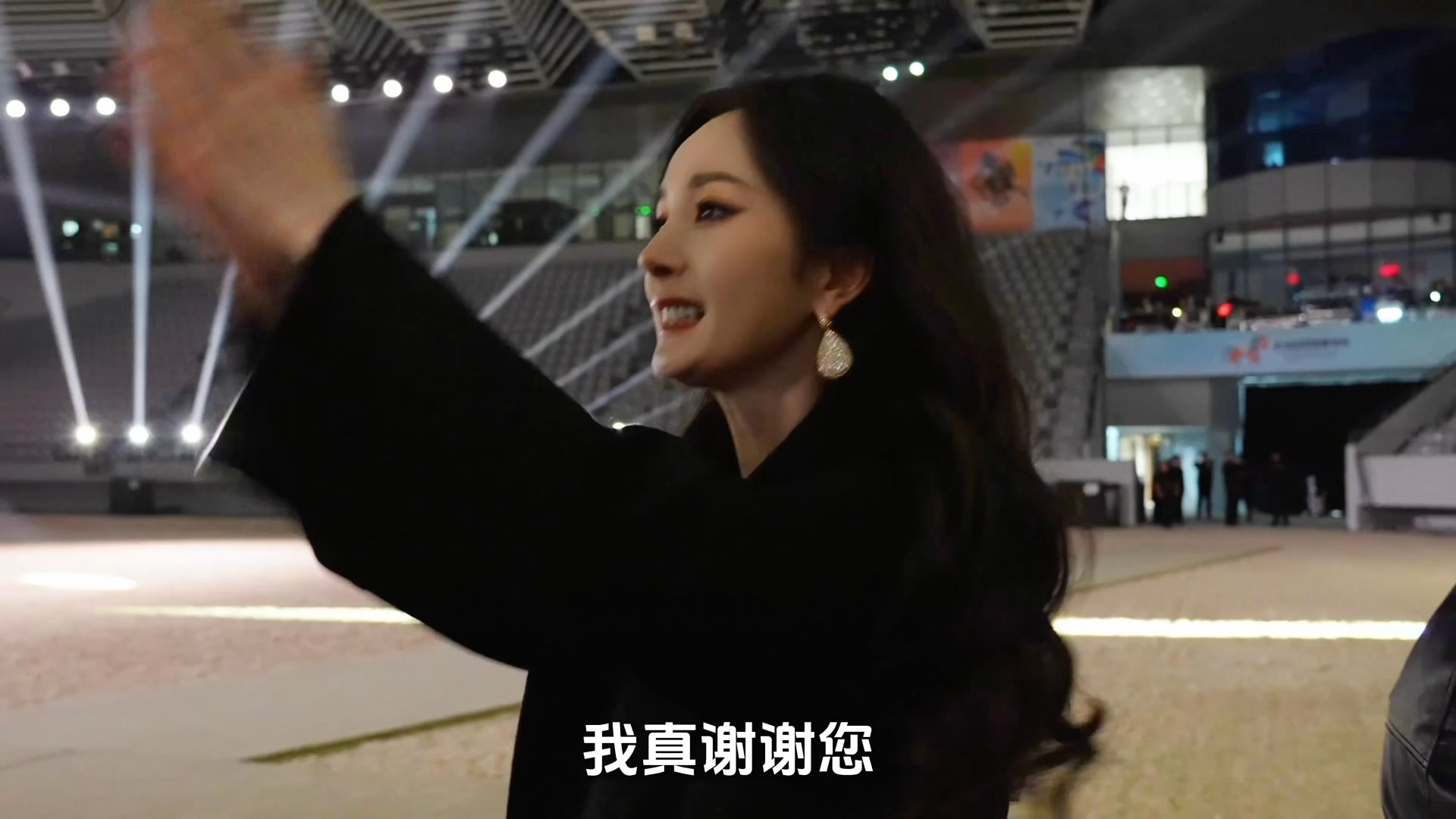 哈哈哈哈哈哈哈哈哈哈哈幂室放出了周深贴脸唱《爱的供养》直拍，好欢乐[笑cry][