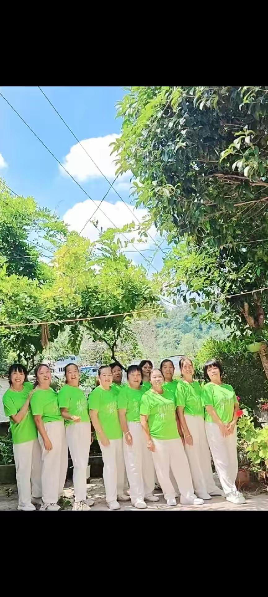 姐妹们我们今生有缘在一起，每天都要漂漂亮亮的开心每一天