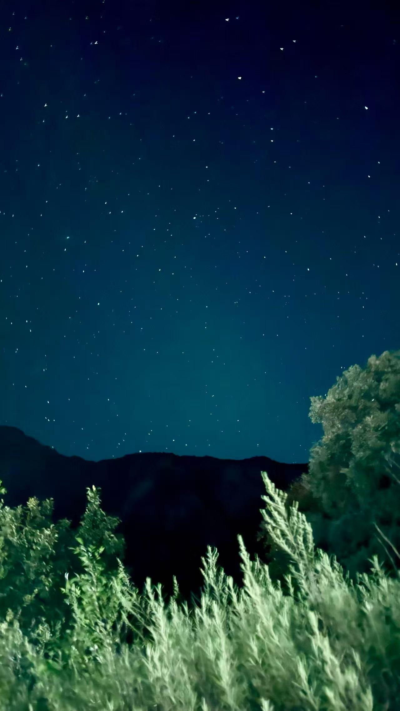 满目星河，消解人间疲惫

生活总免不了一地琐碎，各种心事压在心头。
不必总想着逃