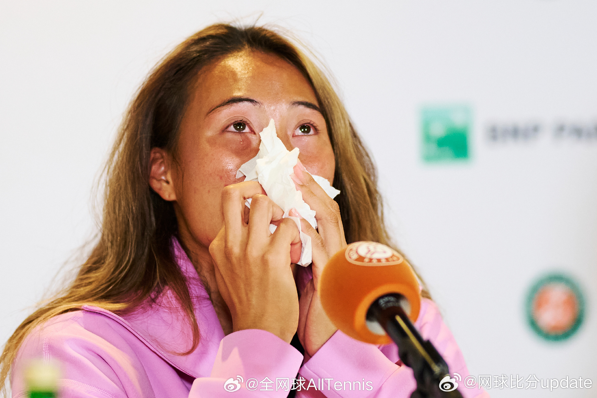郑钦文泪洒发布会“这场失利确实是需要很多时间去消化，如果我说对法网没有期待，那么