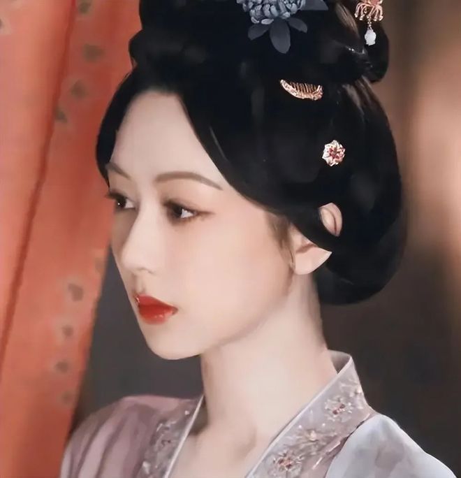 杨紫以其出色的演技将小说中的情感具象化，表演深入人心，获得观众高度赞誉。她经历丰