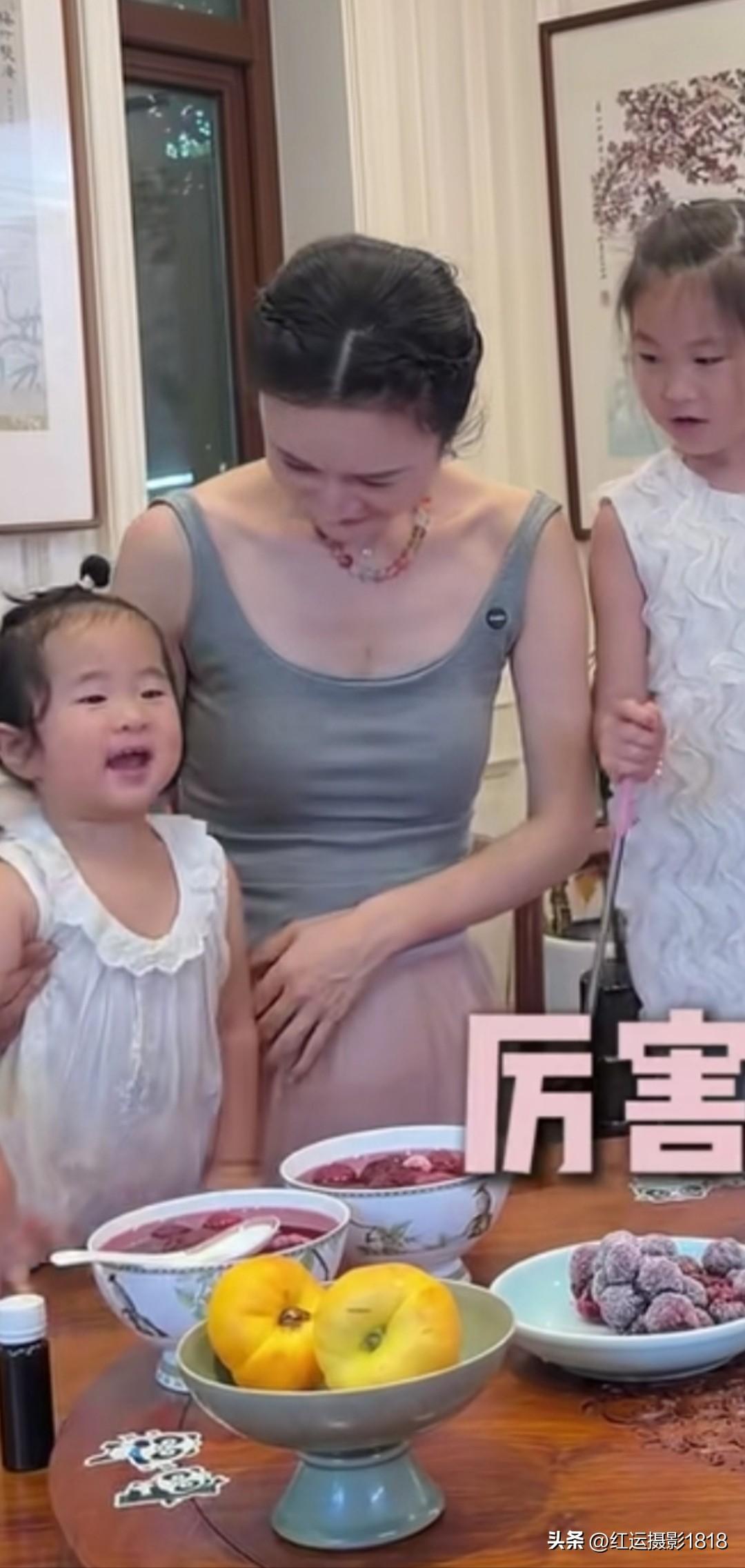 张纪中导演家的小龙珠长大了，还会说爸爸厉害，不得不说，这个70多岁的老父亲好有耐