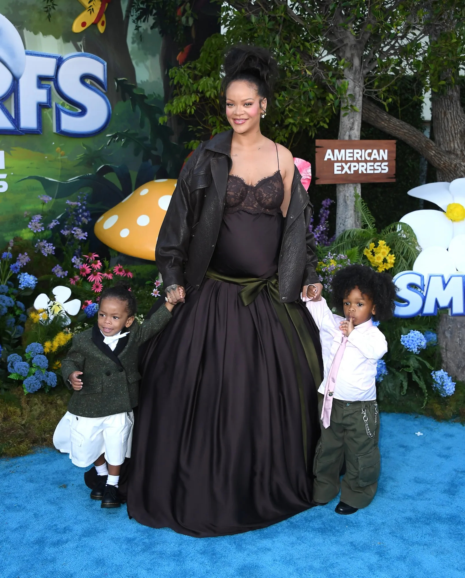 身怀六甲Rihanna蕾哈娜带孩子亮相配音新片魔法蓝精灵动画大电影洛杉矶首映礼！