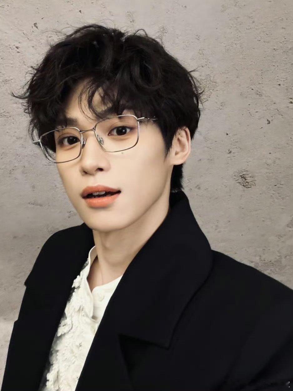 田栩宁人夫感的精髓来自于宽肩窄腰大长腿。这样的身材让人好有安全感，感觉很可靠