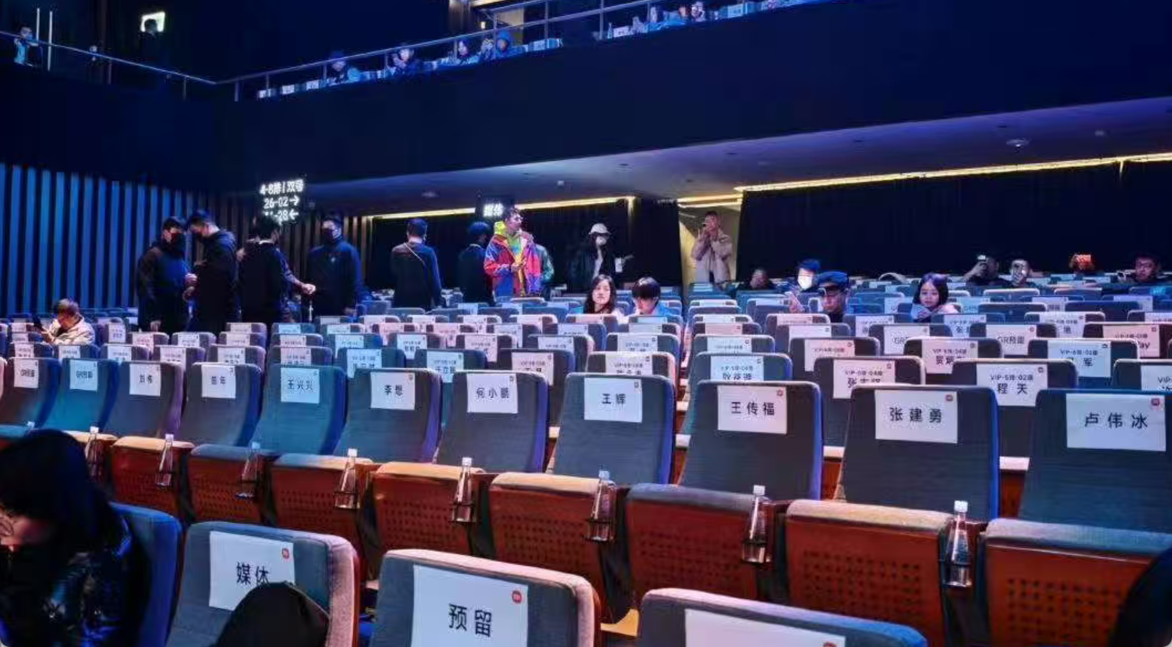 今晚阵容很强大啊，两位VLA大佬坐一起了~多家车企高管齐聚新SU7发布会新一代小