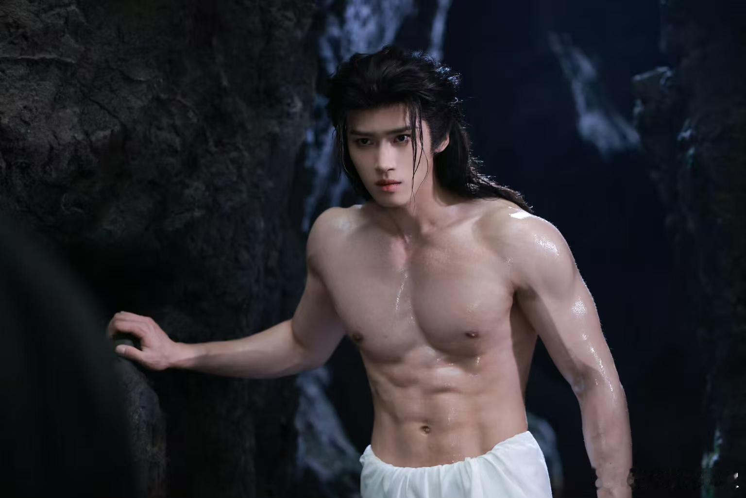 内娱再火一个闫桉怎么了建议男明星都按闫桉这个标准卷练不出来不许营业！！闫桉我允许