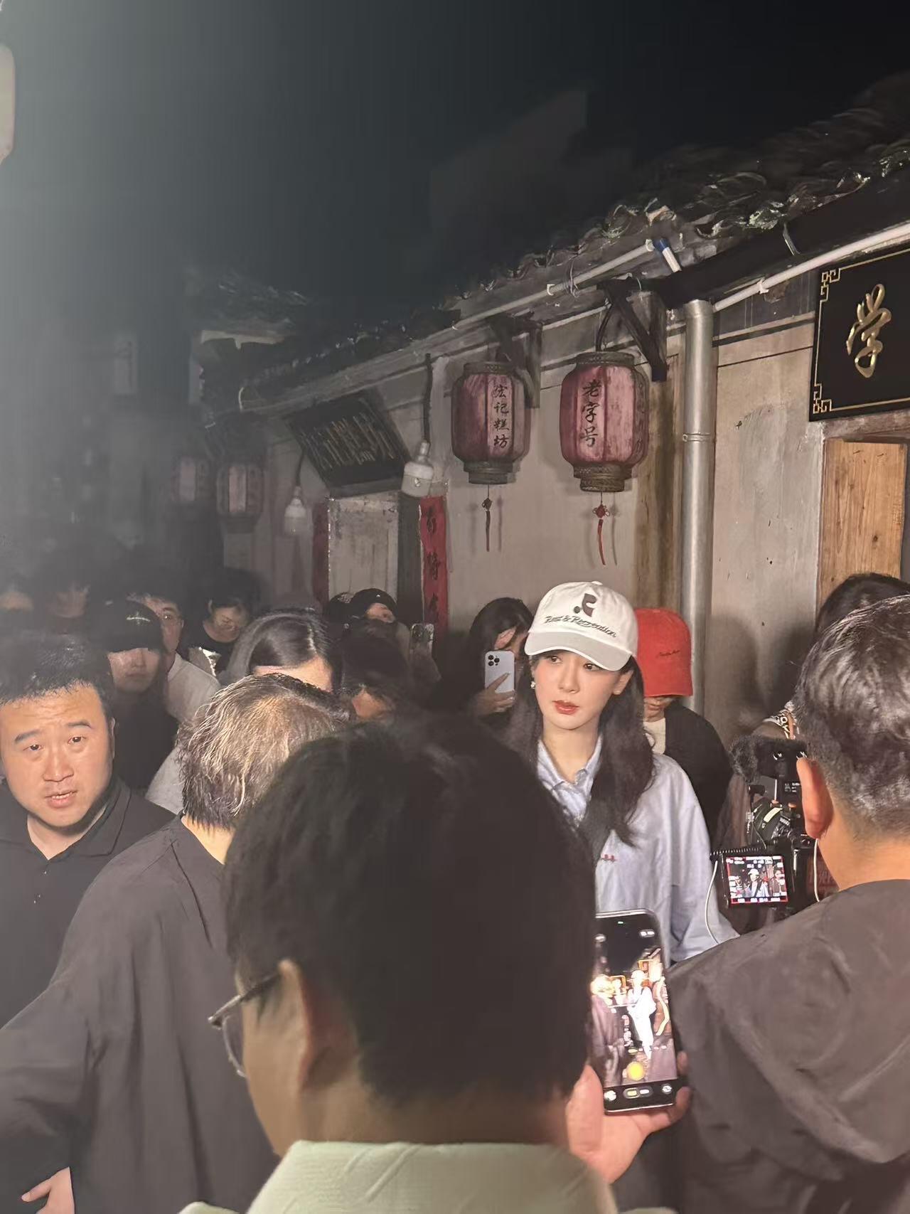《家业》热播，杨紫夜游宏村故地重游，素颜闲逛毫无明星架子
 
6月3日晚间，杨紫