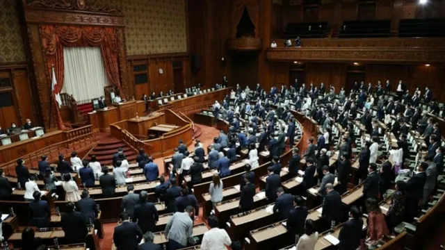 【不用下台了？执政党联盟席位将过半，高市泪洒全场，却给不了中方交代】高市早苗突然