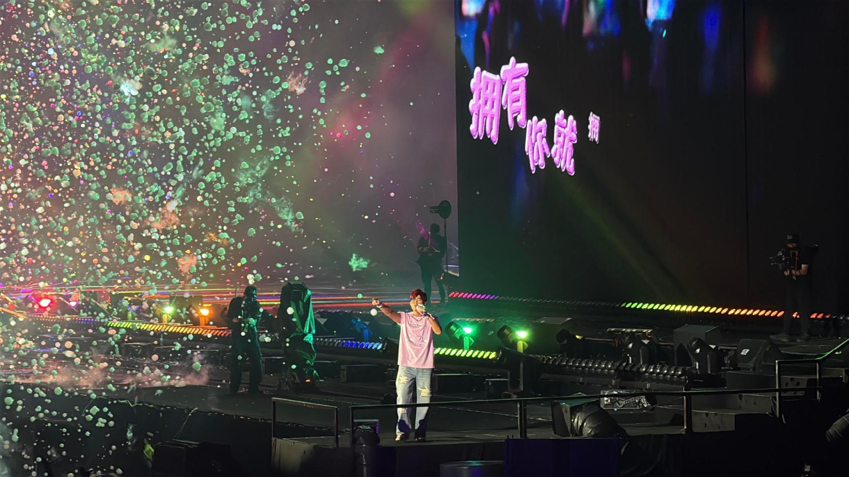 终于拍到了我耳机里的周杰伦  耳机里循环了无数个日夜的歌声，终于亲眼见到了本人。