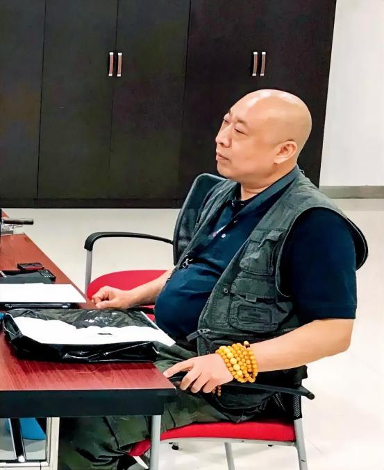 “老娘传位给儿子。”这话搁古代是江山，搁现在，是一个协会的腐败窝案。中国制药装备