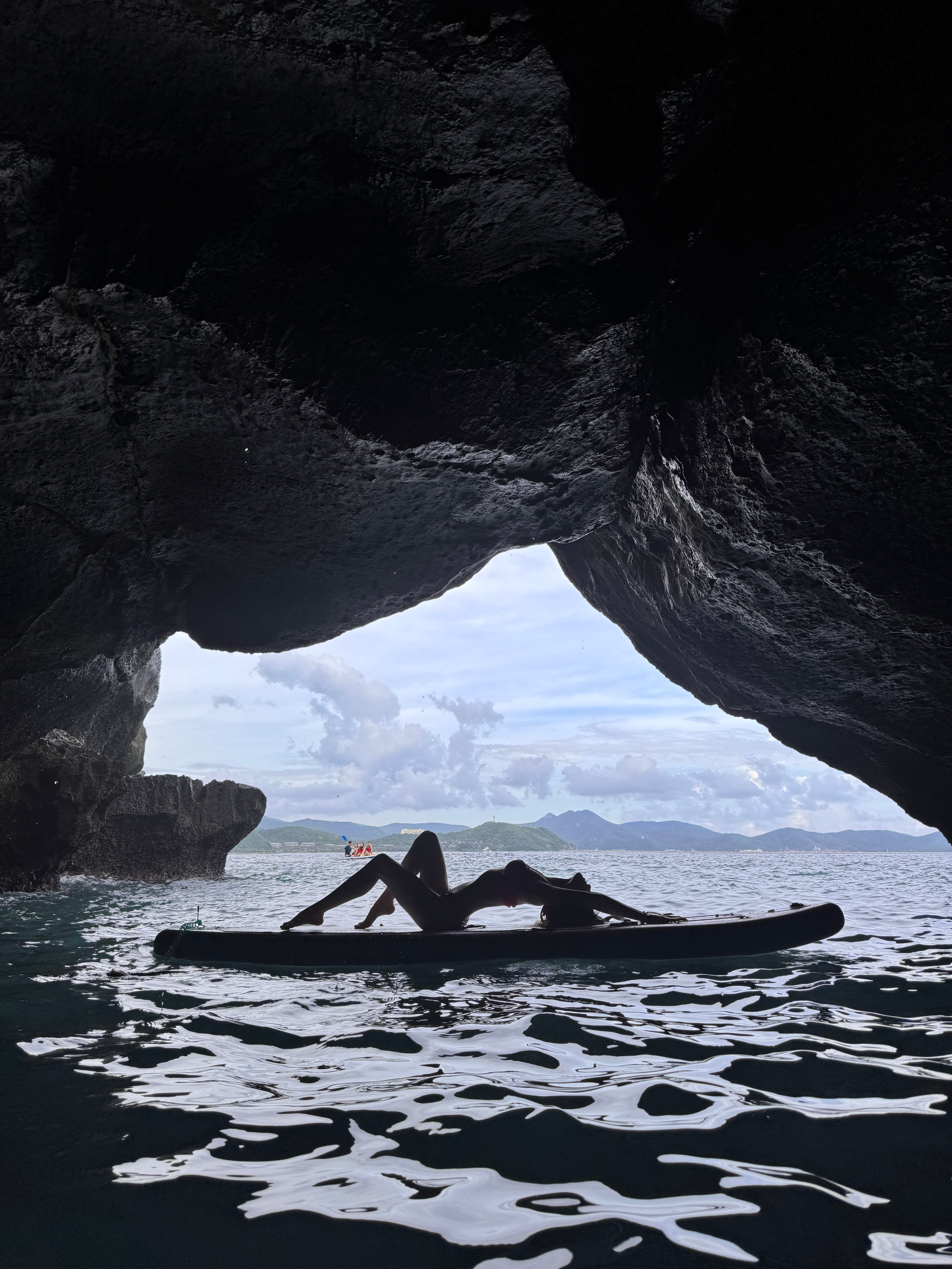 天堂太挤容不下我们这种疯子我只想和你在这荒诞的人间狼狈为奸等着地狱的烈火把我们烧