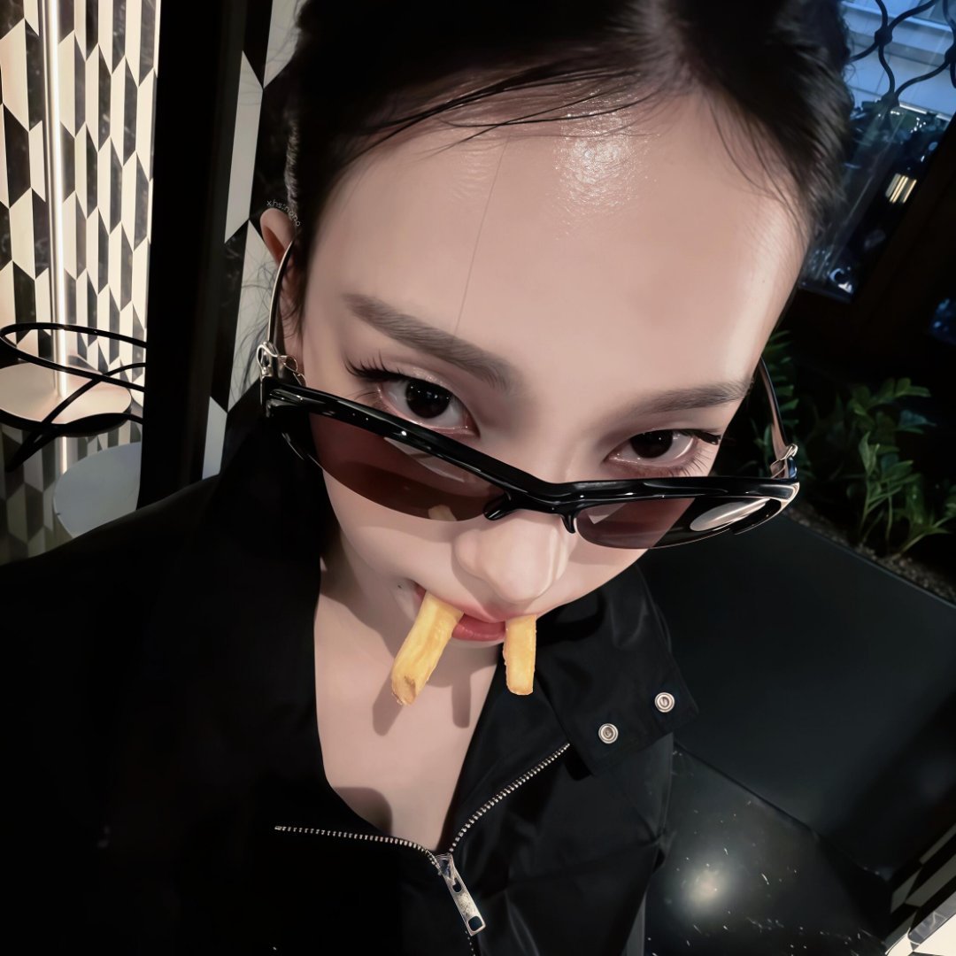 柳智敏｜壁纸分享我唯一的勇气，就是在你看不到的时光里，一直一直地喜欢你