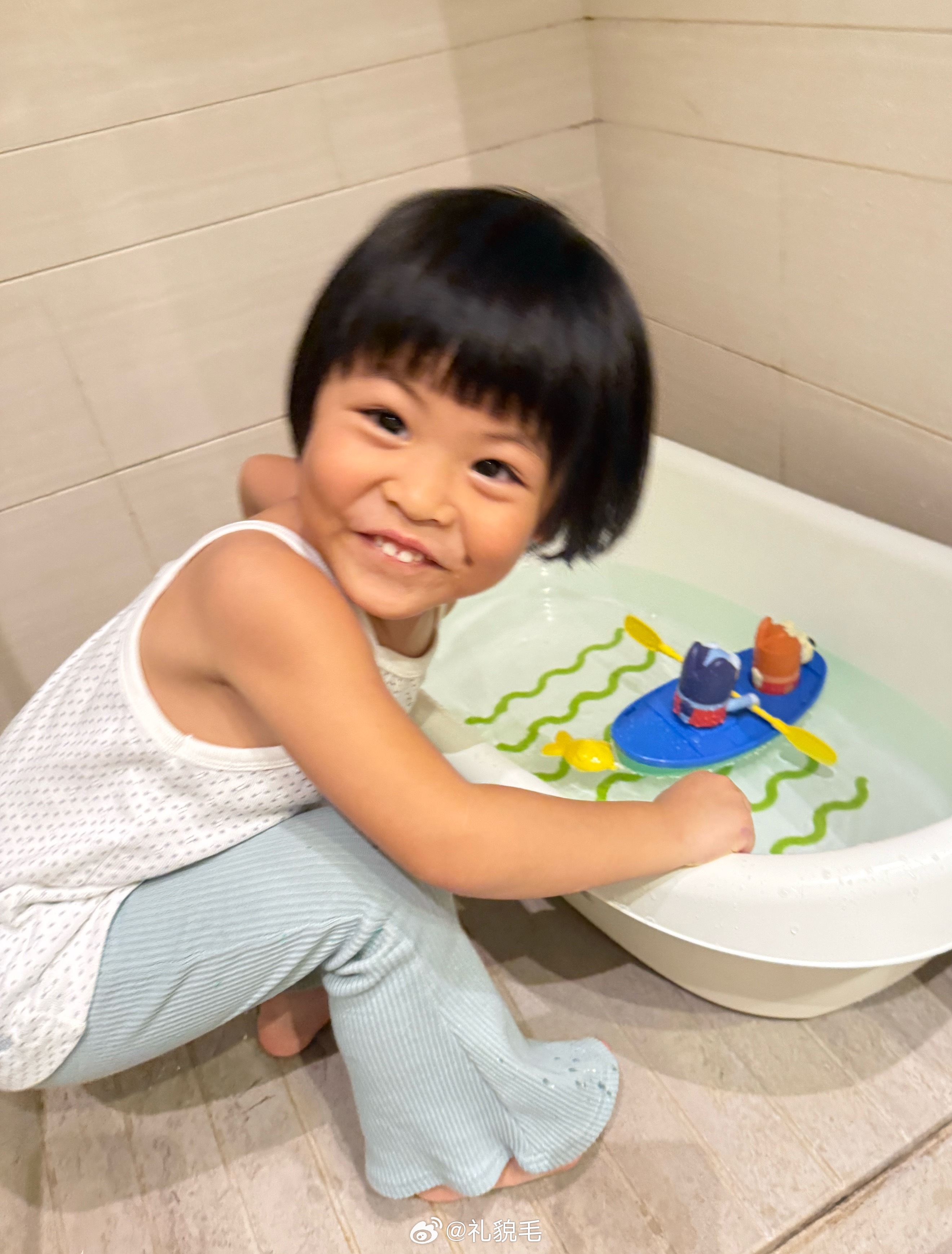 开心的咧我一开门她就冲到我面前说妈妈妈妈妈妈回来啦，我给她拿了bluey玩具，姐