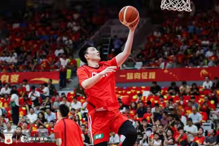胡明轩又要低迷了吗？
中国男篮大胜哈萨克斯坦，胡明轩作为队长，只有3分进账。
于