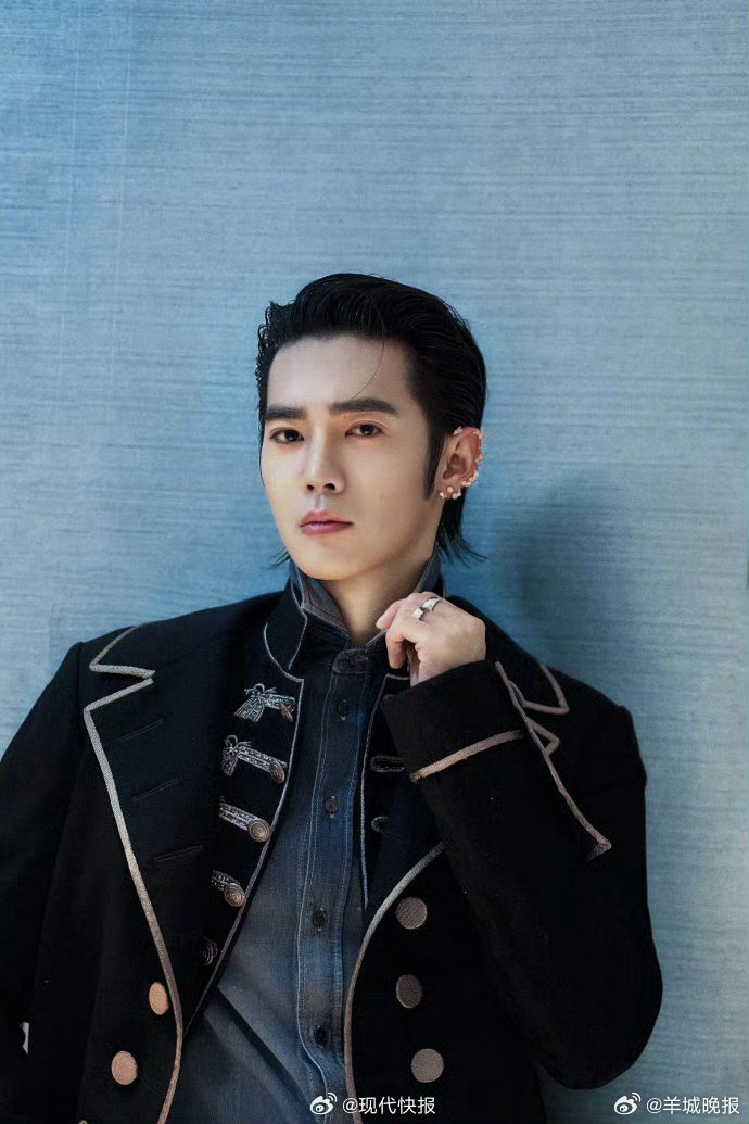 【#于适新造型完全暗夜男爵来的#】3月27日，释出  最新造型：“于沉静处见深邃