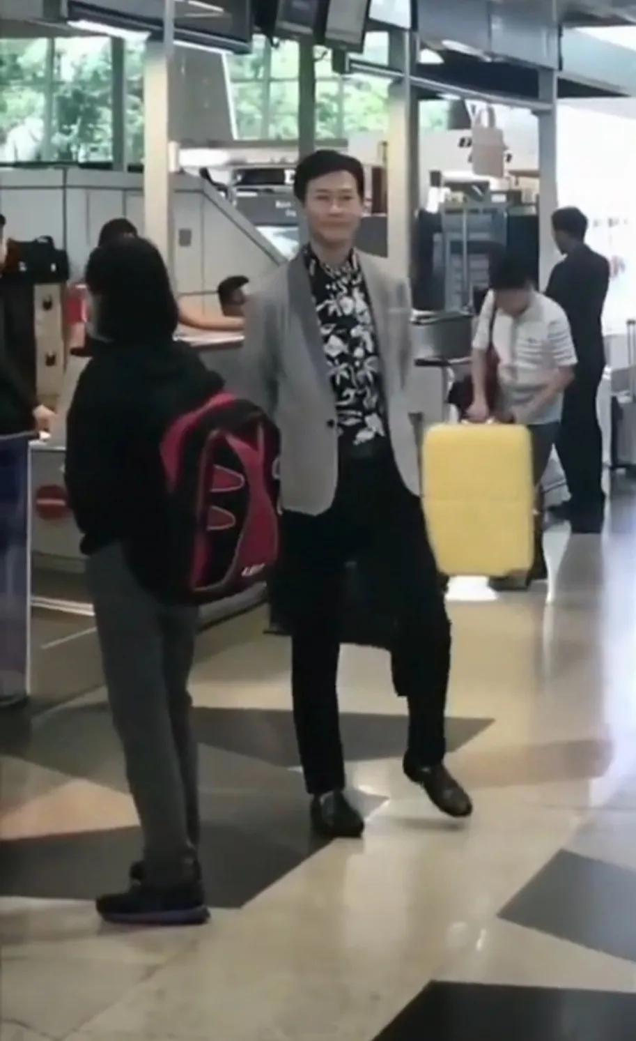 不老男神郑少秋依然帅气，这个年龄的秋官身材保持的十分好，穿着灰色西装外套，内搭花