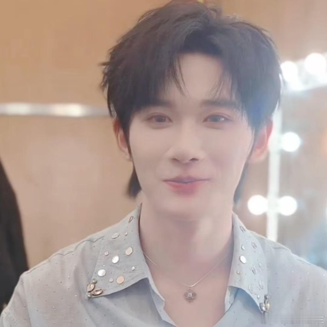 余宇涵回应舞台喊师兄好 谁被余宇涵的下意识反应萌到了，舞台上正表演着，眼里先看到