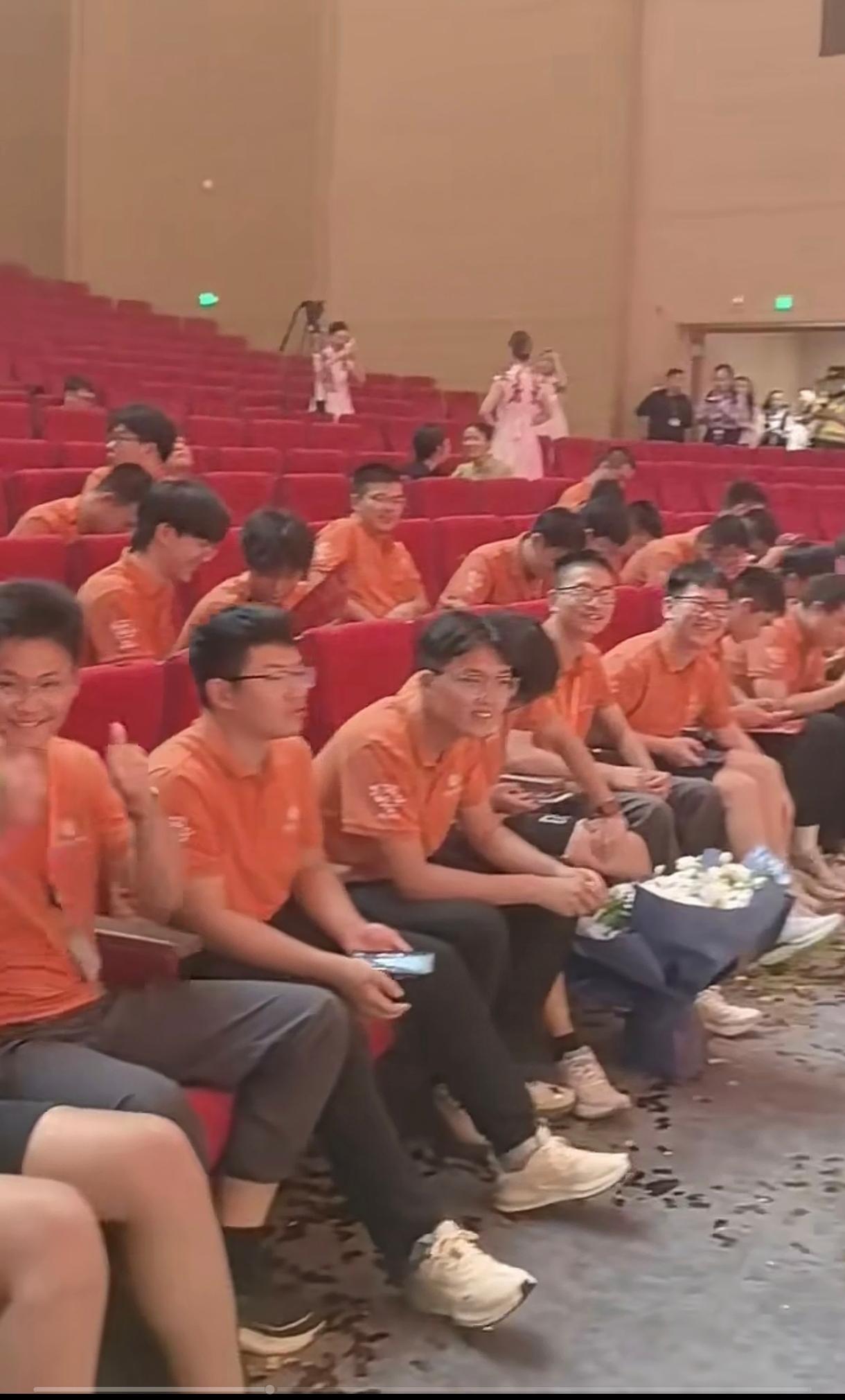 我发现福耀科技大学这50名学生真幸福，这是一群无需担心就业的学子，只要努力学习，
