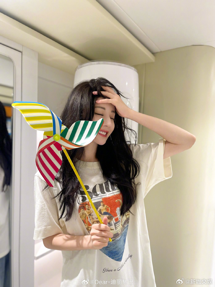 #迪丽热巴立秋九宫格plog##迪丽热巴小猫捂脸# 迪丽热巴这次的立秋表现太棒了