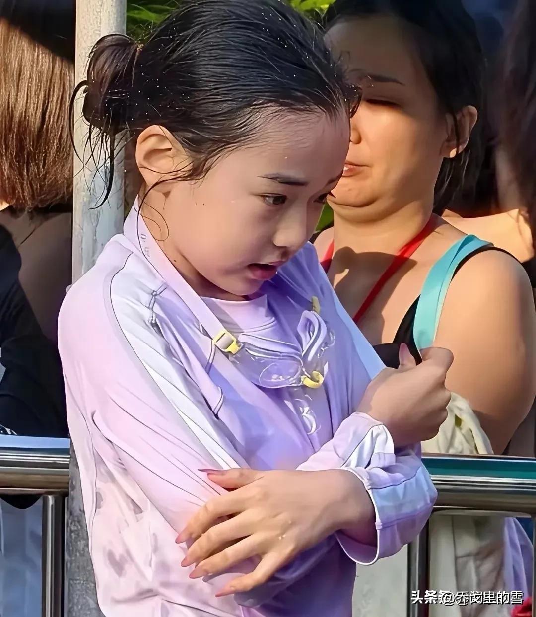 董璇和高云翔的闺女小酒窝不愧是演员的孩子，天生就有这方面的天赋。

不信你看，她