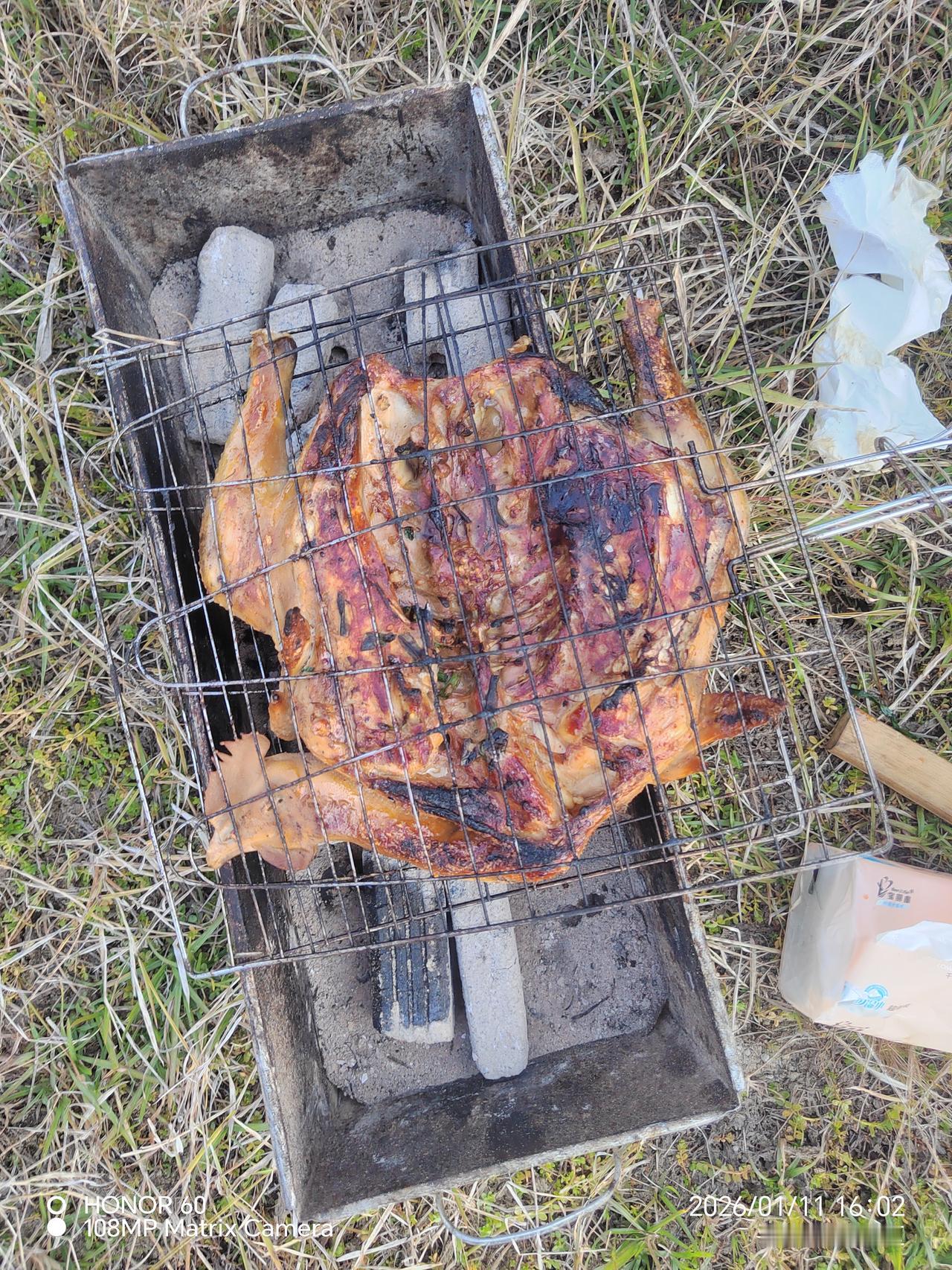 广西才是鸡的归宿，虽然鸡命各不相同，但结局都是难以跨越这个冬天。
广西柴火鸡