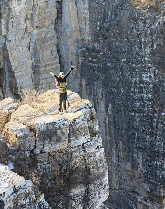 北京同款南太行打卡点
房山棺材山环穿
发现的一个地点
和这两天南太行经典打卡点好