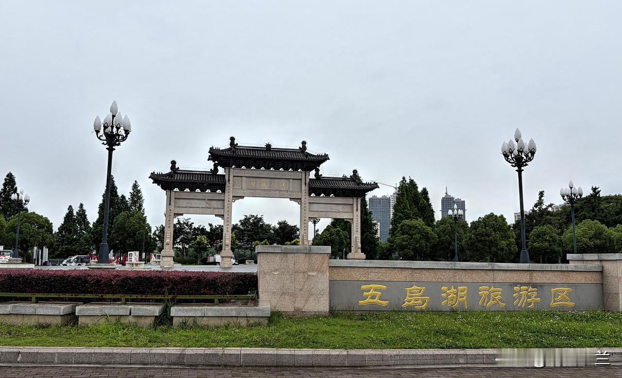 早晨起床，还不到五点，拉开窗帘望向窗外：天空阴沉沉的，空气中弥漫着浓浓的大雾，能