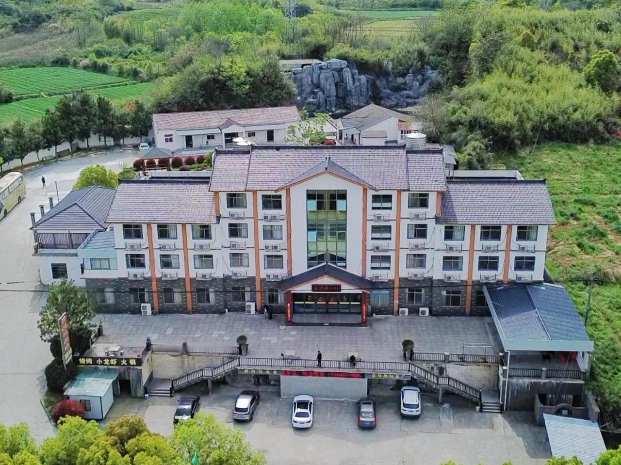 溧阳避暑宝藏地，这座被3.5万亩南山竹海包裹的小城，紧靠天目湖畔，年平均气温只有