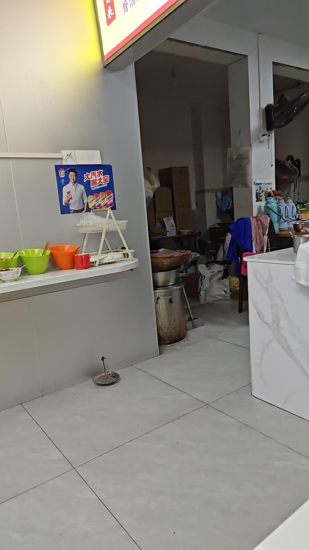 一个接受过现代化教育的正常人，是不会哀悼任何一个君主皇帝的。