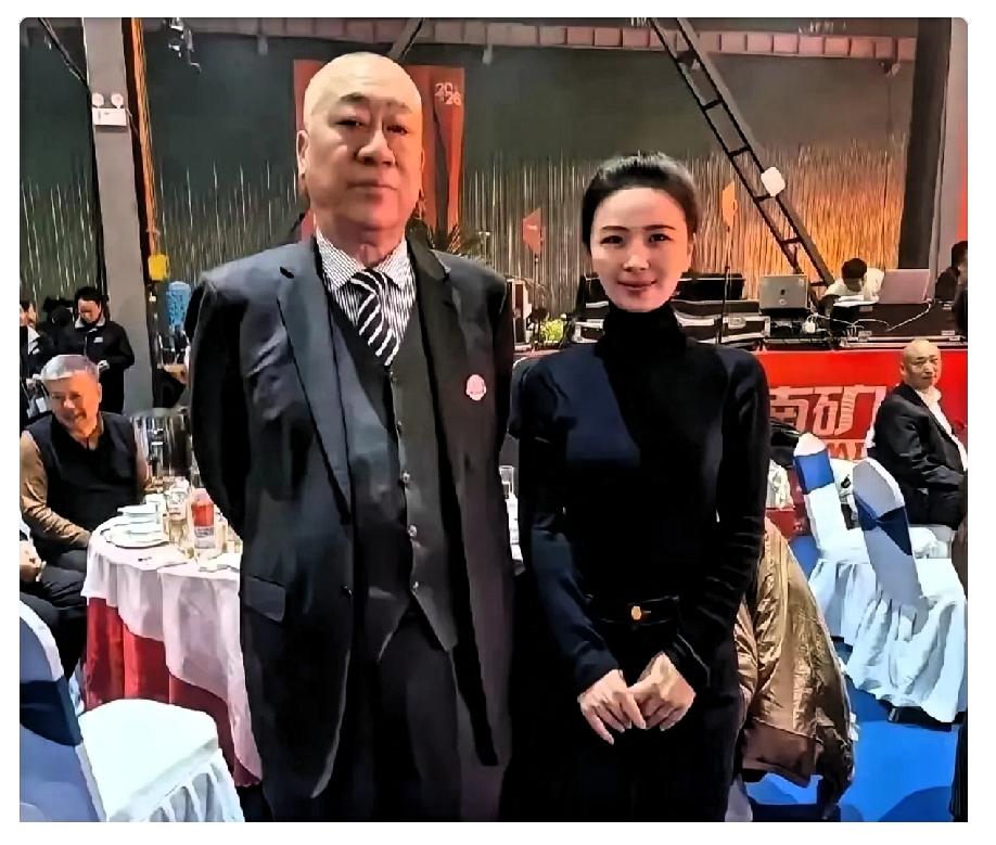 我就纳了闷了！
河南新乡那个崔培军，网上看着发钱都不带眨眼的，结果当地司机跟我交