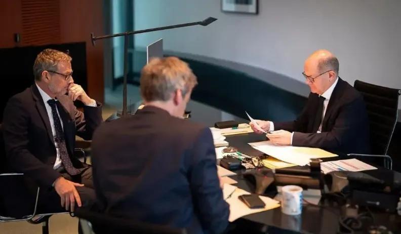 今天有一个很重要的风向标新闻：朔尔茨打电话给普京了，这是自2022年12月以来的