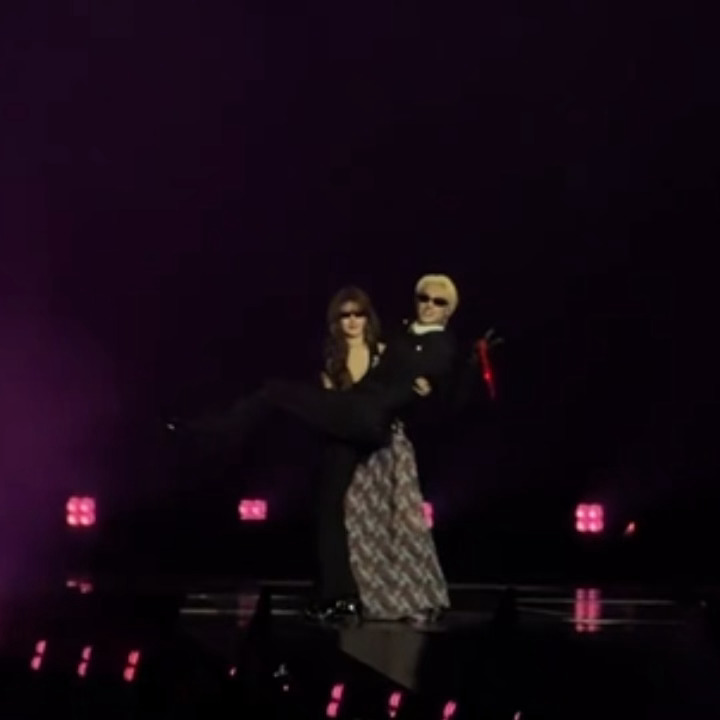 王鹤棣演唱会哈哈哈哈哈我们川渝组的endingpose就是那么有创意哈哈哈哈哈哈