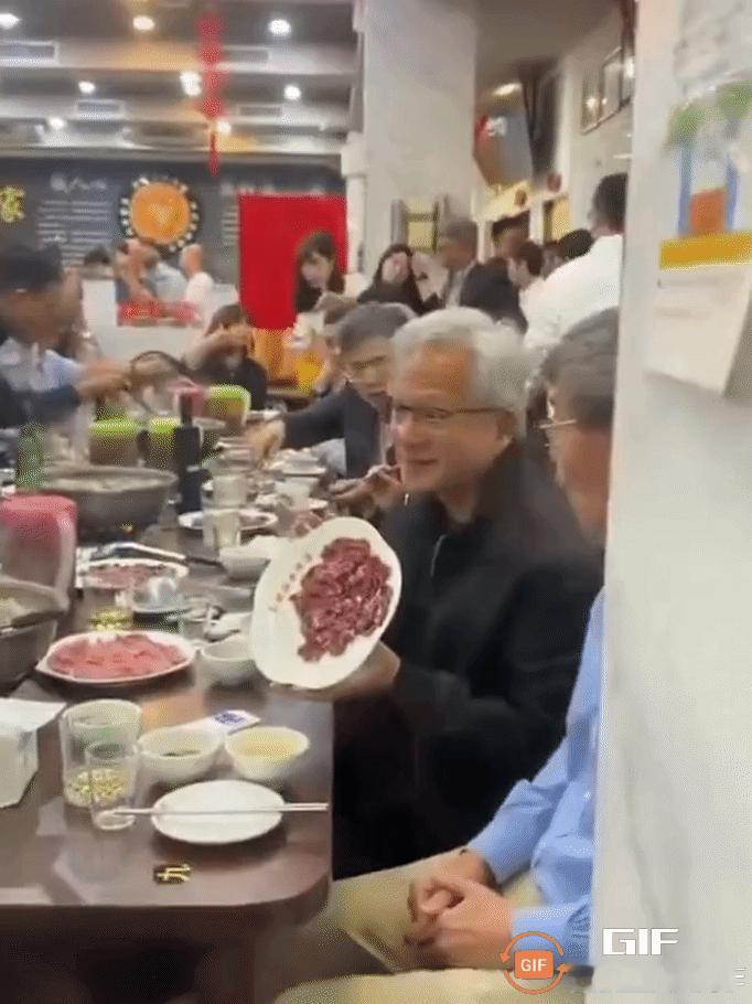 涮肉也解锁了。老黄美食再+1……
他是最后一个登上空军一号的随员，也并没有搭乘空
