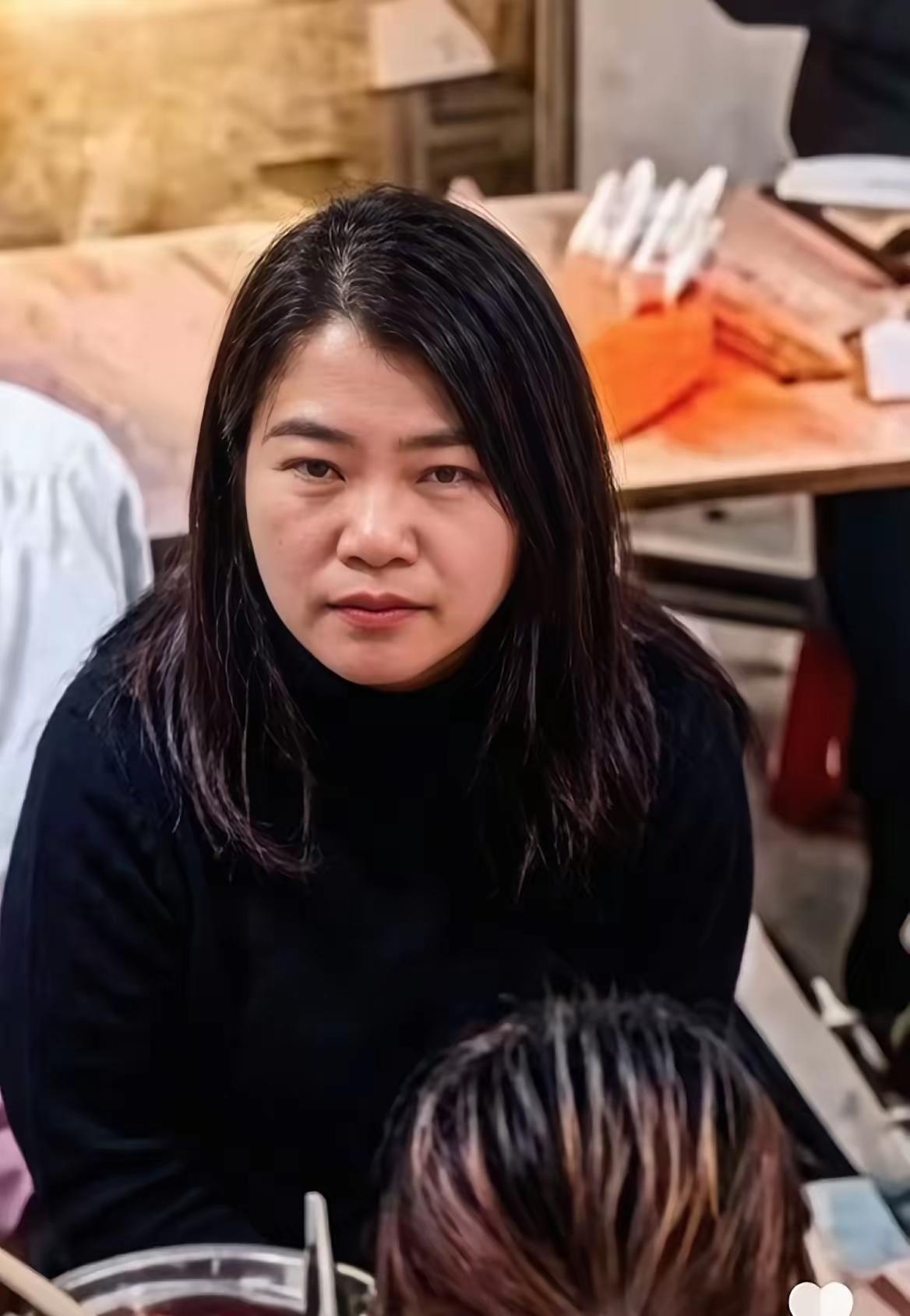 原本以为坐在黑衣服女子前面的是朋友。
却没想到被网友曝光，这前面是女儿。
我滴天