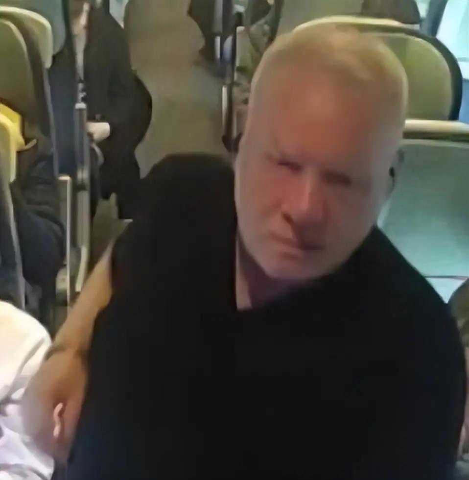 英国女子搭乘火车时睡着被陌生男子性侵，警方公布监控画面。
在这个快节奏的社会中，