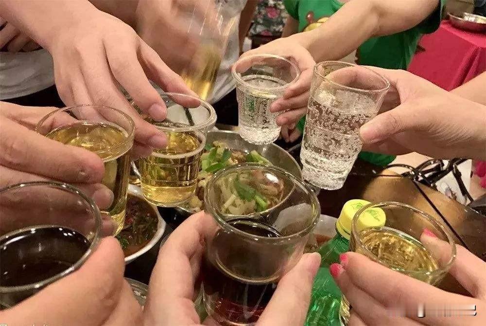 辽宁，一男子聚会时因同桌吃饭的朋友口无遮拦，出言调戏妻子，一气之下拿起馒头砸向朋