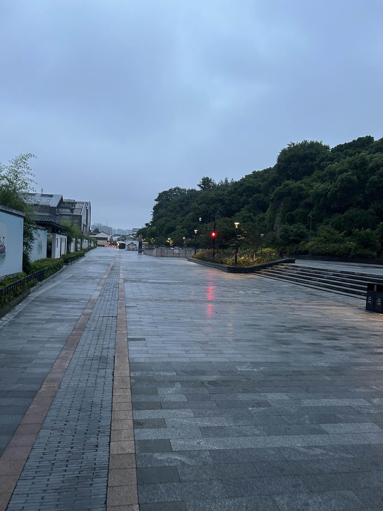 平凡的一天，没有大喜大悲，守着寻常烟火，安稳度日，知足常乐。