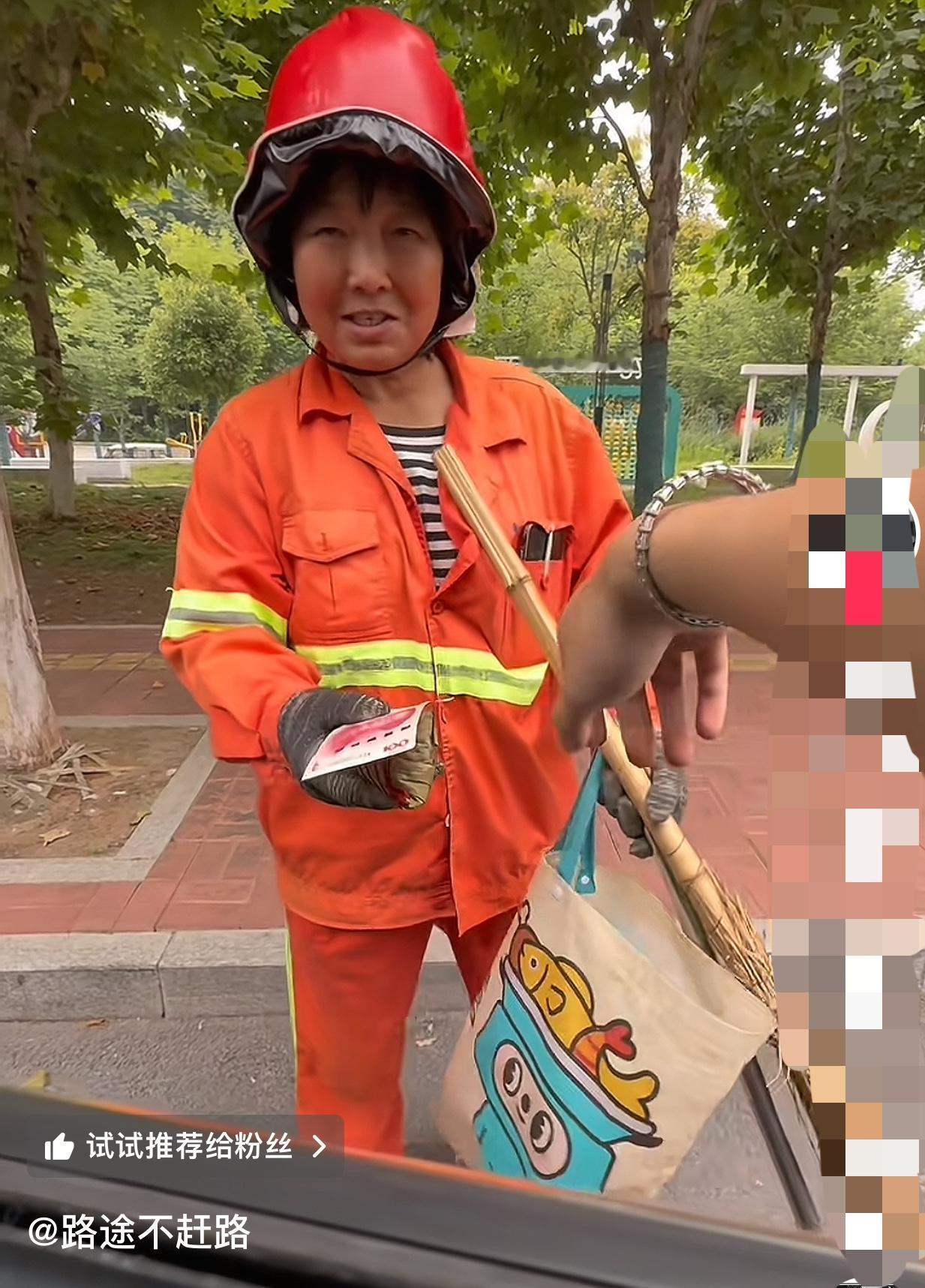 这哥们，过节上大街上，清扫工卫生员，发粽子发钱，我们应该关爱弱势群体，我有能力去