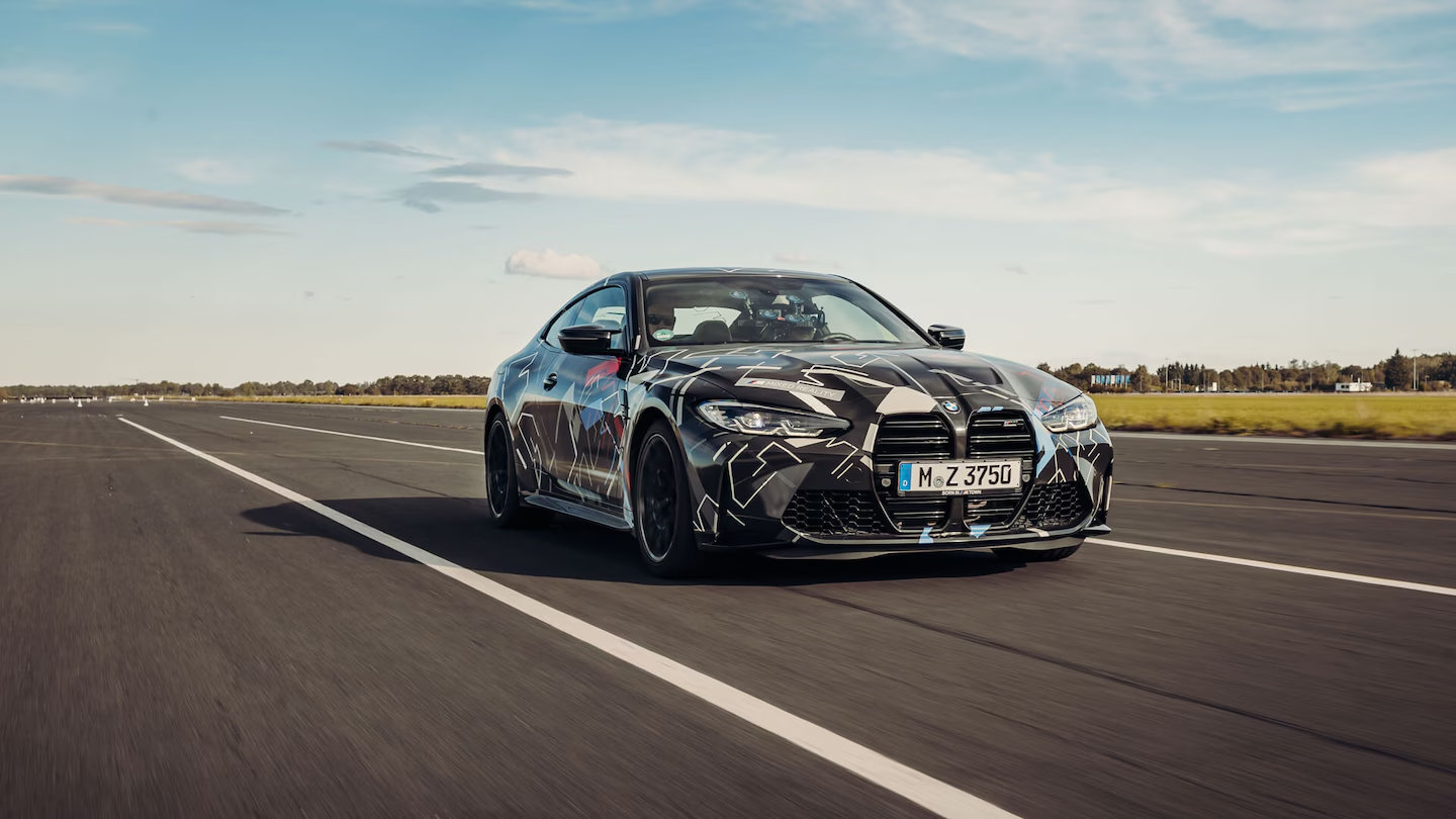 BMW M 混合现实系统 （MR），可以通过 VR 眼镜与 BMW M 真车配合