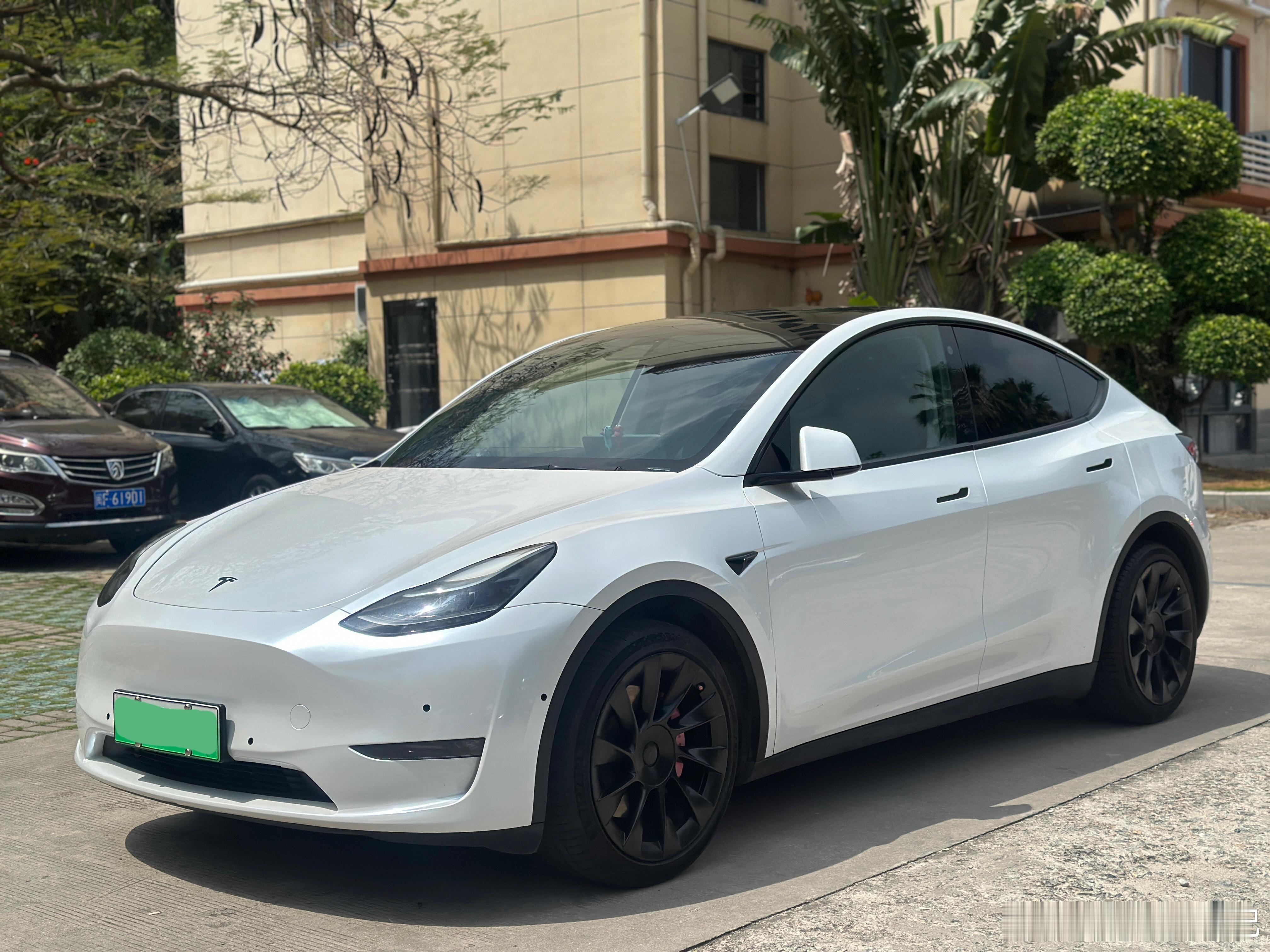 现在二手车利润很薄，薄到抗风险能力很差，所以很多车商都在亏钱或则舍不得亏车卖不掉