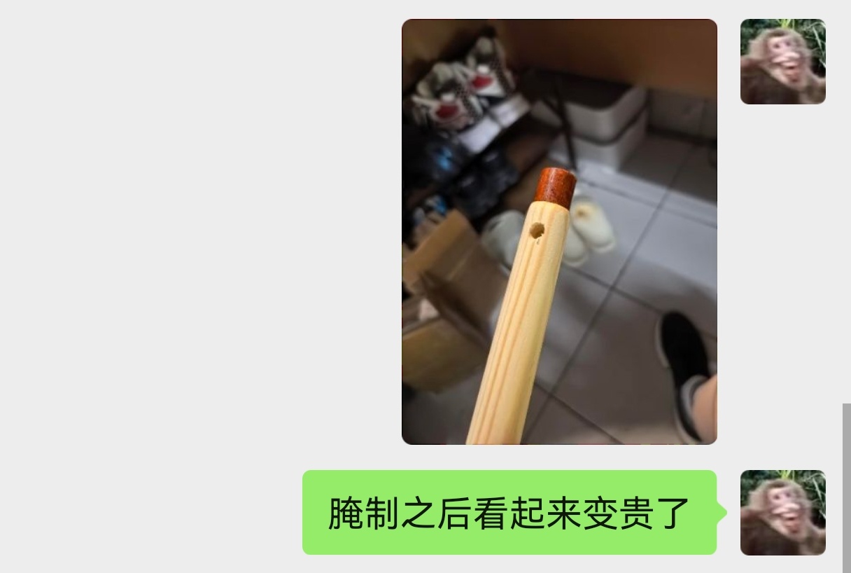 为小江月的布展手搓状似国画地轴的木支架中上了这么多年美院依旧对502的使用感到畏