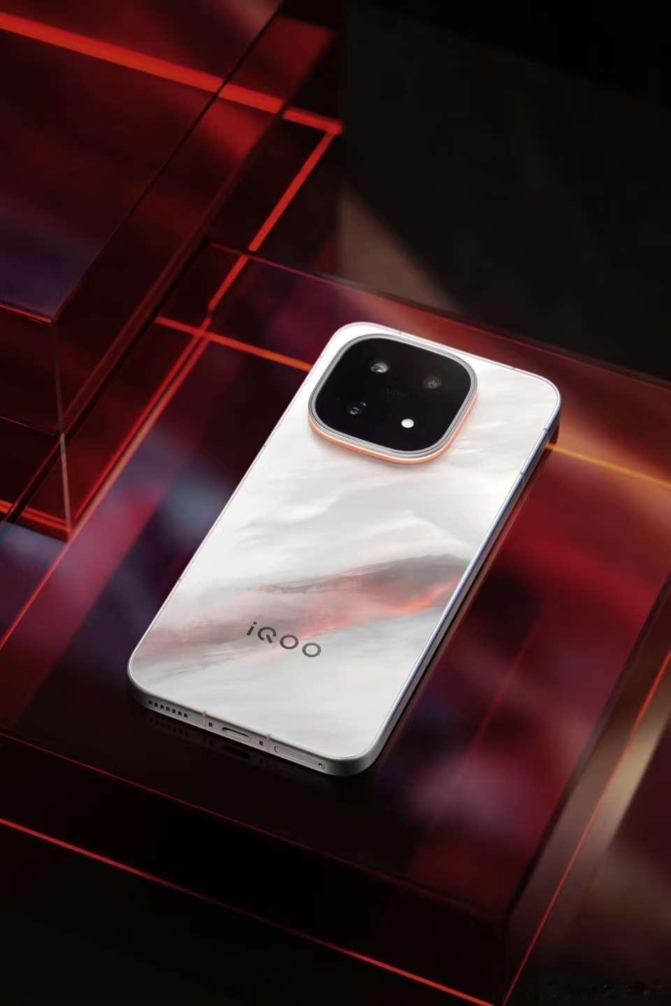 一机在手解决所有！性能猛兽的核心底气，藏在“跨代领先”的芯片里。作为首批搭载第五