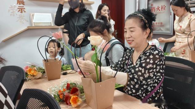 一束芳华景 万般家和情
 
7月19日，万柏林区长风西街街道地矿社区新时代文明实